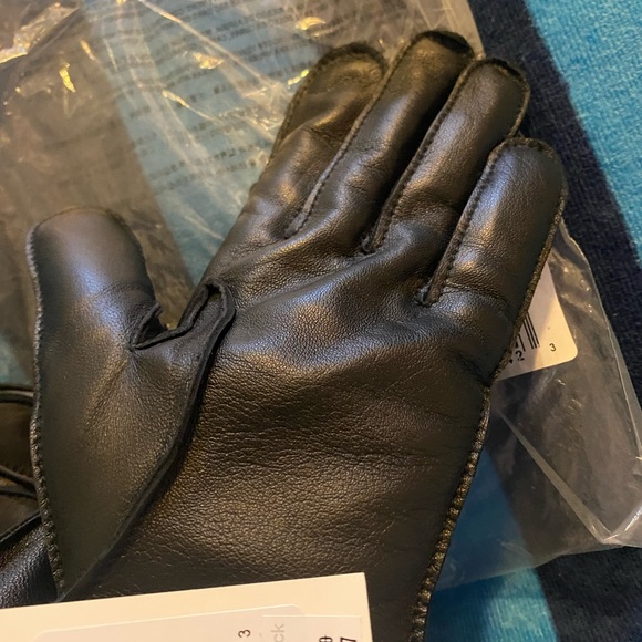 NWT UGG genuine leather and faux fur lined 3 point snap smart gloves black - Picture 5 of 11